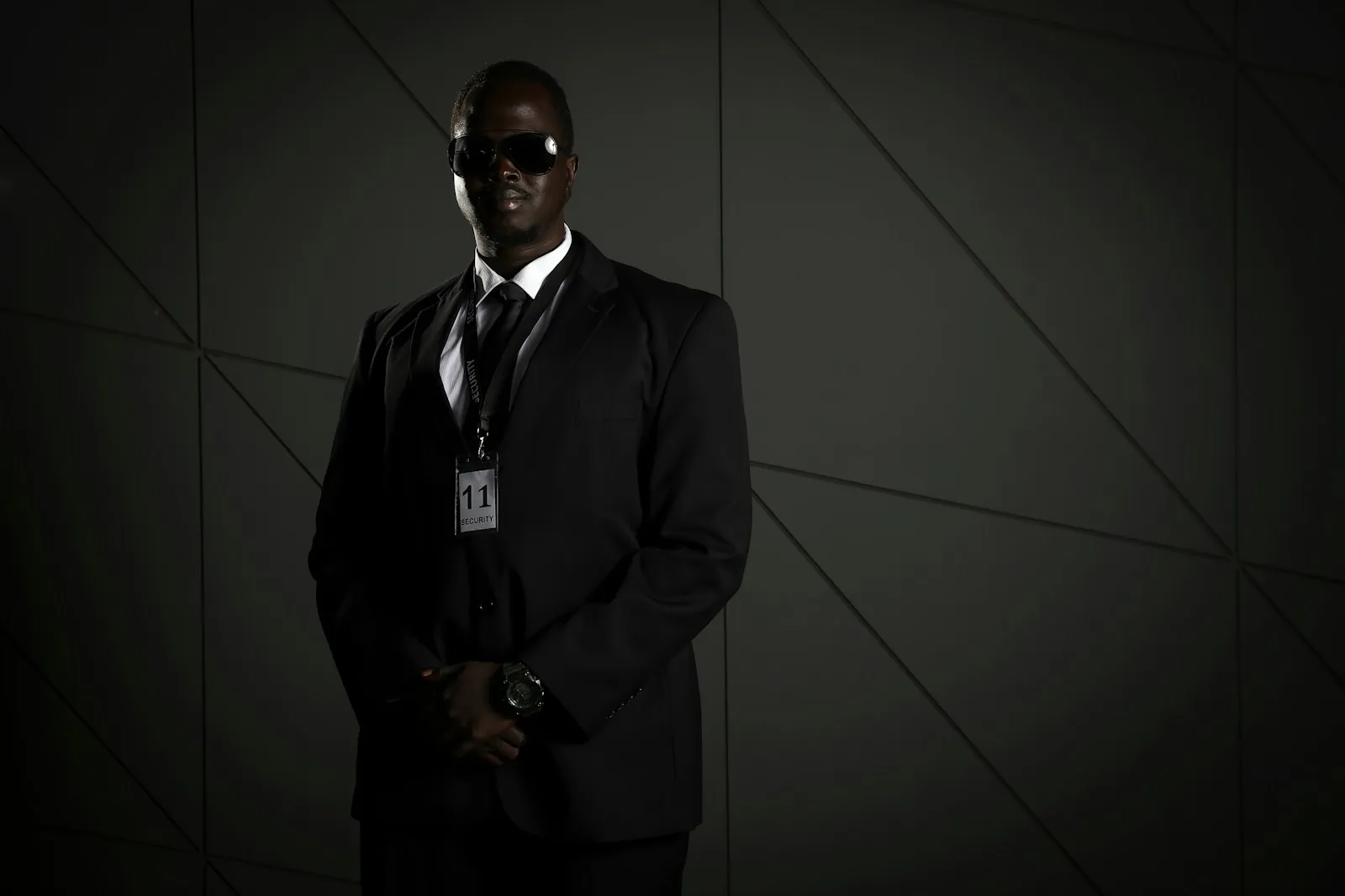 Agent de sécurité en costume sombre, badge professionnel