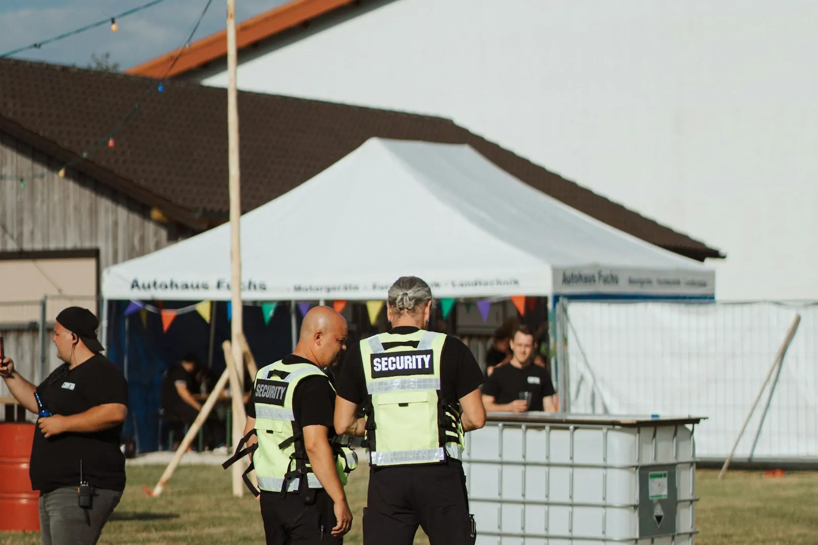 Agents de sécurité à l’entrée d’un événement