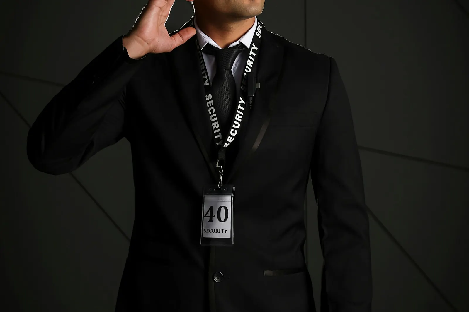 Agent en costume sombre avec badge